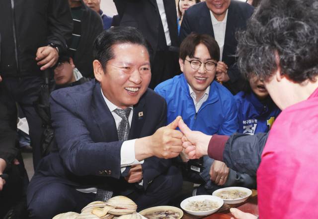 더불어민주당 정청래 대표와 하정우 부산 북갑 국회의원 보궐선거 후보가 3일 오전 부산 북구 구포시장에서 상인들과 인사를 나누고 있다. 정종회 기자 jjh@