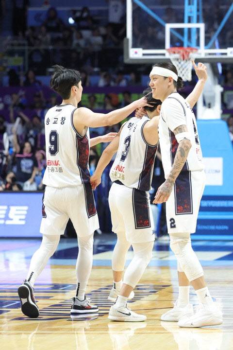 정규시즌 6위팀 부산 KCC 선수들이 프로농구 챔피언결정전 1차전을 먼저 이긴 뒤 기뻐하고 있다. 사진=연합뉴스