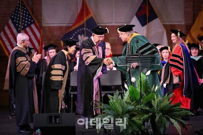 권모세 더헤븐리조트 회장과 이성덕 더헤븐재단 이사장이 로저 패롯 벨헤븐대학교 총장으로부터 명예 박사학위를 수여 받고 있다.(사진= 벨헤븐대학교 제공)