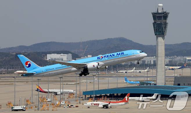 지난달 16일 인천국제공항 계류장에서 대한항공 항공기가 이륙하고 있는 모습(자료사진). 2026.4.16 ⓒ 뉴스1 이호윤 기자