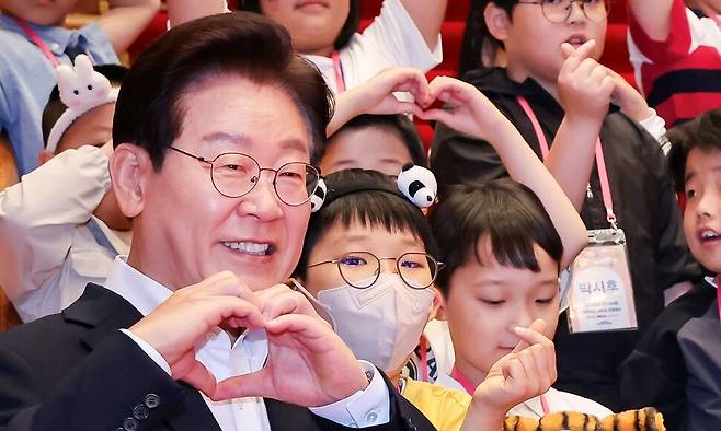 이재명 대통령과 김혜경 여사가 5일 제104회 어린이날을 맞아 전국의 어린이와 보호자 200여명을 청와대 본관으로 초청했다. 이 대통령이 어린이들과 기념촬영을 하고 있다. 청와대사진기자단