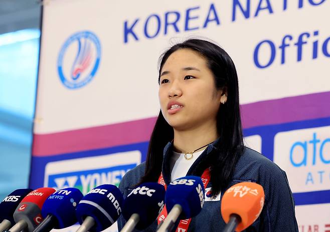 인천국제공항 입국장에서 입국 기자회견에 나선 안세영. 뉴스1