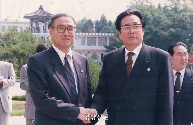 남북정상회담 예비접촉에 앞서 남측 이홍구 수석대표(왼쪽)와 북측 김용순 대표단장이 평화의집 앞에서 악수를 나누고 있다. 이 전 국무총리는 2026년 5월5일 별세했다. 경향신문 자료사진
