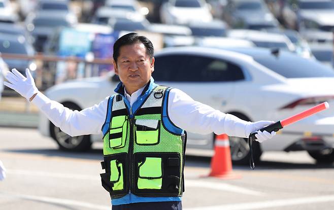 교통정리 나선 정청래 정청래 더불어민주당 대표가 5일 구석기 축제가 열리고 있는 경기 연천군 선사유적지에서 교통정리를 하고 있다. 연합뉴스