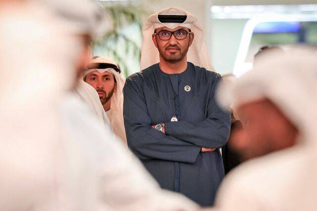 술탄 아흐메드 알자베르 아랍에미리트(UAE) 첨단산업기술부 장관 겸 아부다비국영석유공사(ADNOC) 최고경영자(CEO)가 4일(현지시간) UAE 아부다비에서 열린 첨단기술 컨퍼런스 ‘Make it in the Emirates’ 현장을 둘러보고 있다. AFP연합뉴스