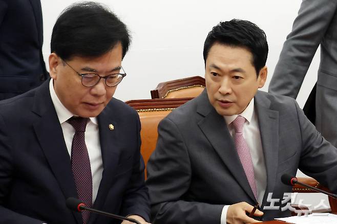 국민의힘 장동혁 대표와 송언석 원내대표가 4일 서울 여의도 국회에서 열린 최고위원회의에서 대화를 하고 있다. 윤창원 기자
