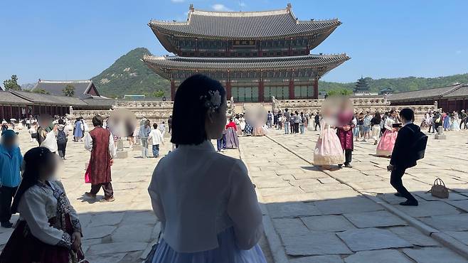 지난달 30일 서울 종로구 경복궁에서 처음 한복을 입어본 카렌씨의 뒷모습. 전민 인턴기자