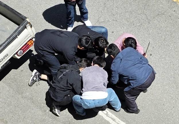 5월5일 광주 광산구 월계동 한 도로에서 살인 혐의 등을 받는 20대 피의자 장아무개씨를 경찰이 긴급 체포하고 있다. 장씨는 이날 오전 광산구 월계동 한 대학교 인근 도로에서 흉기를 찔러 여고생을 살해하고 남고생에게도 흉기를 휘두른 혐의를 받고 있다. ⓒ 연합뉴스