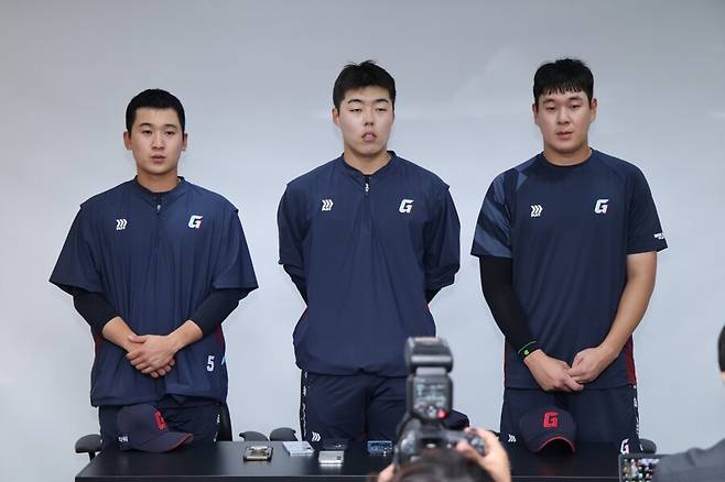 ▲ 대만 스프링캠프 중 사행성 오락실을 이용한 사실이 드러나며 KBO로부터 30경기 출장정지 징계를 받고 돌아온 김세민, 고승민, 나승엽이 취진과 인터뷰에 앞서 고개를 숙이고 사과하고 있다. ⓒ롯데 자이언츠