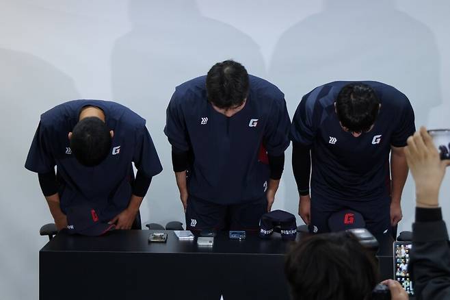 ▲ 대만 스프링캠프 중 사행성 오락실을 이용한 사실이 드러나며 KBO로부터 30경기 출장정지 징계를 받고 돌아온 김세민, 고승민, 나승엽이 취진과 인터뷰에 앞서 고개를 숙이고 사과하고 있다. ⓒ롯데 자이언츠
