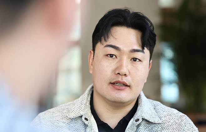 연합뉴스와 인터뷰하는 최지만 (서울=연합뉴스) 이진욱 기자 = 울산 웨일즈 유니폼을 입은 '전직 빅리거' 최지만이 지난 4일 서울 강남구 한 카페에서 연합뉴스와 인터뷰를 하고 있다. 2026.5.5
cityboy@yna.co.kr