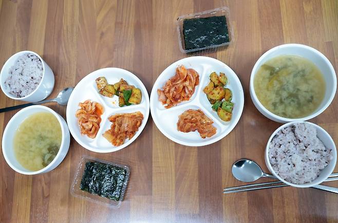 6일 '해 뜨는 식당'에서 제공된 1000원 백반. 판영석 기자