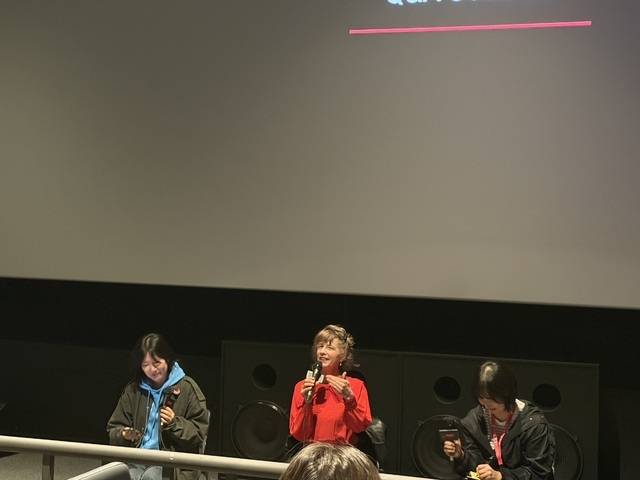 올해 신설된 ‘가능한 영화’섹션에 선정된 영화 <많다, 말이>의 상영이 있던, 지난 4일. 파스칼 보데 감독이 영화 상영 이후 관객과의 대화를 이어가고 있다. 전현아 기자.