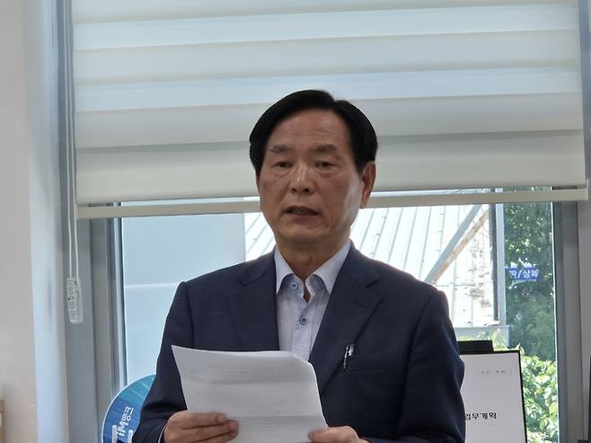 ▲ 무소속 최병국 경산시장 예비후보가 6일 오전 경산시청 기자실에서 경산의 미래 비전을 담은 자신의 선거 공약을 발표하고 있다. 김윤섭기자.