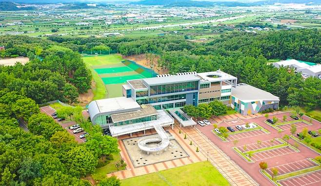 ▲ 대구대학교 골프 연습장이 비거리 282m와 그물망 없는 탁 트인 실제 코스 수준의 환경을 자랑하며 지역민의 생활 체육 장소이자 학생들의 특화 교육 공간으로 큰 호응을 얻고 있다. 대구대학교 골프 연습장 전경. 대구대.