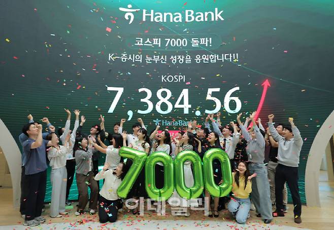 코스피가 사상 첫 7000선을 돌파한 6일 서울 중구 하나은행 본점 딜링룸에서 딜러들이 세리머니를 하고 있다. (사진=방인권 기자)