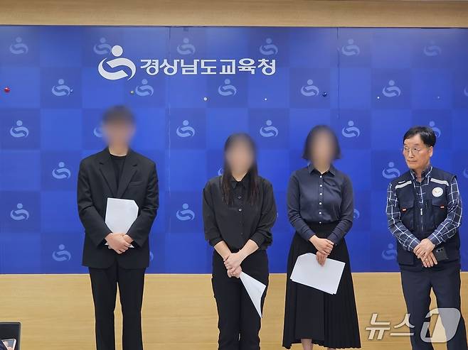 경남교사노조와 피해 교사들이 6일 경남교육청 브리핑룸에서 기자회견을 열고 교권 침해 피해를 호소하고 있다. 2026.5.6 ⓒ 뉴스1 박민석 기자