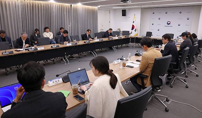 문체부는 영화·영상 분야에 집중 투자하는 2590억 원 규모의 '케이-콘텐츠·미디어 전략펀드'를 결성하고, 민간 투자자의 손실 부담을 줄이기 위해 모태펀드 우선손실충당률도 15%에서 20%로 높일 계획이라고 밝혔다.
