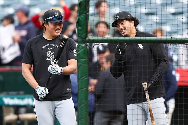 Chicago White Sox's Munetaka Murakami, left, reacts while interacting with Miguel Vargas, right, before a baseball game against the Los Angeles Angels, Monday, May 4, 2026, in Anaheim, Calif. (AP Photo/Jessie Alcheh)
<저작권자(c) 연합뉴스, 무단 전재-재배포, AI 학습 및 활용 금지>