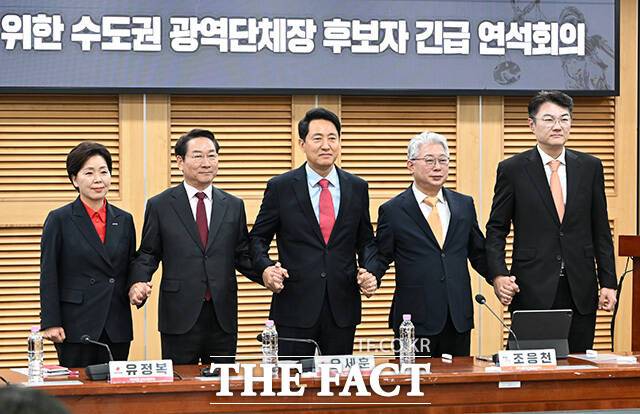 여당의 입법 폭주를 비판하는 목소리가 당내 자중지란에 묻혔다는 분석이 나온다. 사진은 양향자 국민의힘 경기도지사 후보와 유정복 국민의힘 인천시장 후보, 오세훈 국민의힘 서울시장 후보, 조응천 개혁신당 경기도지사 후보, 김정철 개혁신당 서울시장 후보(왼쪽부터)가 지난 4일 오전 서울 여의도 국회 의원회관에서 열린 사법내란 저리를 위한 수도권 광역단체장 후보자 긴급 연석회의에 참석해 기념촬영을 하고 있는 모습. /남용희 기자