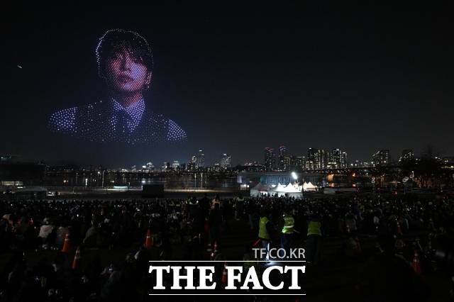 그룹 방탄소년단(BTS)의 정국이 미국 어린이들을 위한 인물 학습 시리즈 ‘브레인 캔디 북스’에 한국 가수 최초로 소개됐다. 사진은 서울 광진구 뚝섬한강공원에서 열린 BTS 컴백 기념 드론 라이트 쇼에서 정국 이미지가 허공에 등장해 팬들이 탄성을 지르고 있다. /김성렬 기자