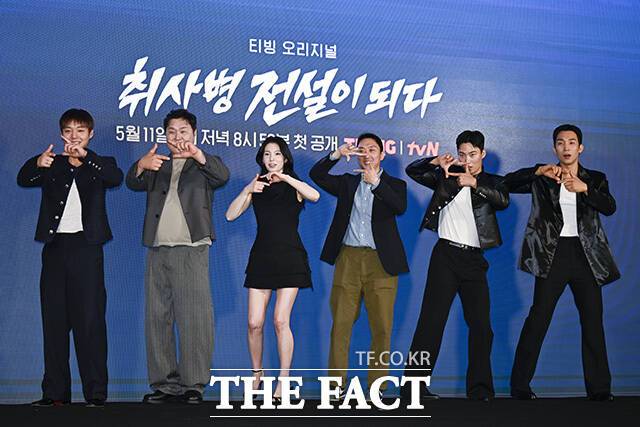 박지훈과 윤경호, 한동희, 조남형 감독, 이홍내, 이상이(왼쪽부터)가 포즈를 취하고 있다.