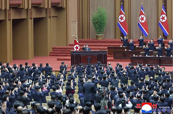 김정은 북한 국무위원장이 3월23일 최고인민회의 제15기 제1차 회의에서 시정연설을 하고 있다. 조선중앙통신