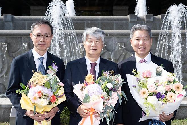 2024년 10월 17일 김기영(왼쪽부터) 전 재판관이 이종석 전 헌법재판소장, 이영진 전 재판관과 함께 서울 종로구 헌법재판소에서 열린 퇴임식을 마치고 기념촬영을 하고 있다. 이한호 기자