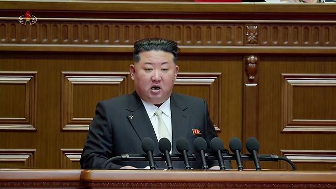 김정은 북한 국무위원장은 지난 2월 20~21일 노동당 제9차대회(19~25일, 평양) 제8기 당중앙위원회 사업총화보고에서 "한국과 잇닿아있는 남부국경선을 가급적 빠른 기간 내에 요새화하고 경계체계와 화력체계들을 보강할 것"이라고 밝혔다. 조선중앙TV 캡처, 연합뉴스