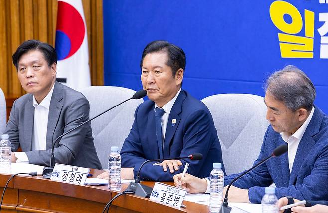 정청래 더불어민주당 대표가 6일 국회에서 열린 시·도당위원장 연석회의에서 발언하고 있다. 연합뉴스