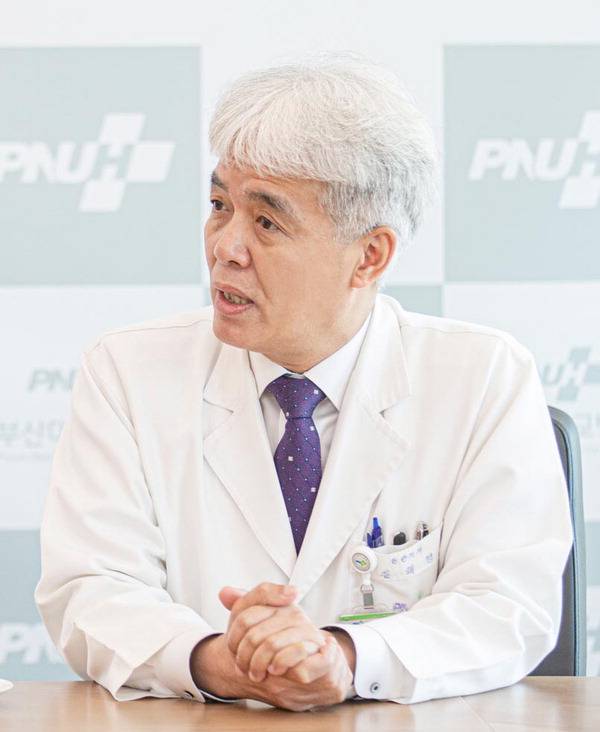 6일 김해영 부산대병원장이 필수의료 인력 양성 등 구상을 밝히고 있다. 권용휘 기자