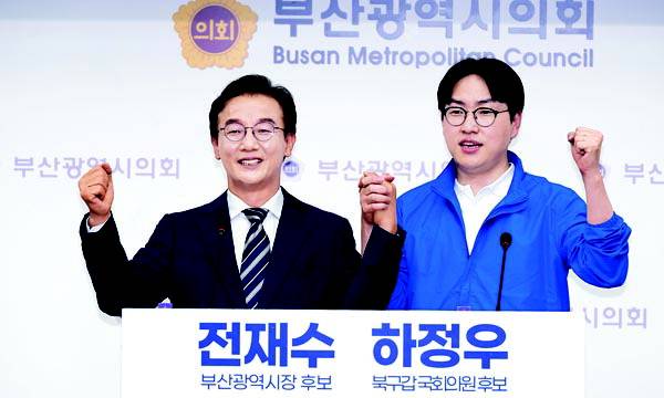 더불어민주당 전재수 부산시장 후보와 하정우 북갑 국회의원 보궐선거 후보가 6일 부산시의회에서 AI 공약 발표 공동 기자회견을 하고 있다. 이들은 “지역 전통산업에 AI를 결합해 부산을 AI 강국 핵심도시로 육성하겠다”고 선언했다. 전민철 기자