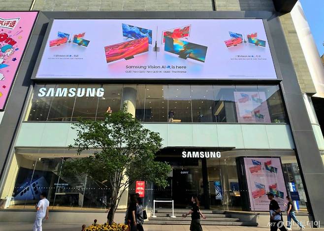 (서울=뉴스1) = 삼성전자가 글로벌 주요 랜드마크에서 '삼성 비전 AI' 옥외 광고를 통해 'AI TV=삼성' 입지를 굳히고 있다고 12일 밝혔다. 사진은 삼성전자가 중국 상해 홍이 인터내셔널 플라자에서 진행하는 '삼성 비전 AI' 옥외광고 모습. (삼성전자 제공. 재판매 및 DB 금지) 2025.5.12/뉴스1 Copyright (C) 뉴스1. All rights reserved. 무단 전재 및 재배포, AI학습 이용 금지. /사진=(서울=뉴스1)