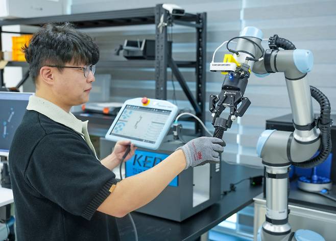 KERI 이주경 박사가 제조업 자율화를 이끌 자율제조 다중 에이전트 AI 기술을 점검하고 있다. 전기연구원 제공