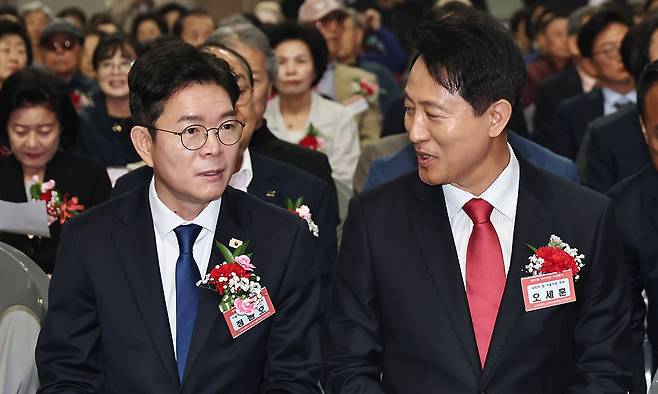 더불어민주당 정원오 서울시장 후보와 국민의힘 오세훈 서울시장 후보가 6일 서울 중구 장충체육관에서 열린 대한노인회 서울시연합회 제54회 어버이날 기념행사에서 대화하고 있다. 연합뉴스