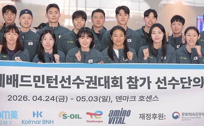 ▲ 세계남녀단체배드민턴선수권대회에 출전하는 배드민턴 여자 단식 안세영을 비롯한 대표팀 선수들이 21일 인천국제공항 제2여객터미널에서 출국하기 전 기념촬영을 하고 있다. ⓒ연합뉴스