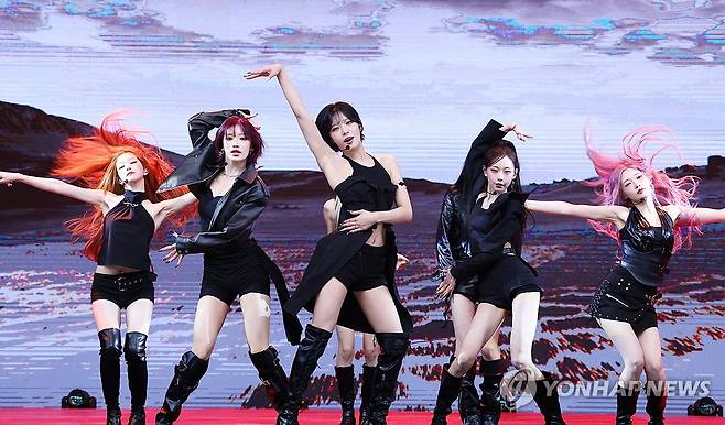 '콘셉추얼 K팝 아이돌' 빌리 컴백 무대 (서울=연합뉴스) 진연수 기자 = 그룹 빌리(Billlie)가 6일 오후 서울 마포구 SBS프리즘타워에서 열린 데뷔 첫 정규 앨범 '더 콜렉티브 소울 앤 언컨시어스: 챕터 2' 발매 기념 쇼케이스에서 타이틀곡 무대를 선보이고 있다. 2026.5.6 jin90@yna.co.kr