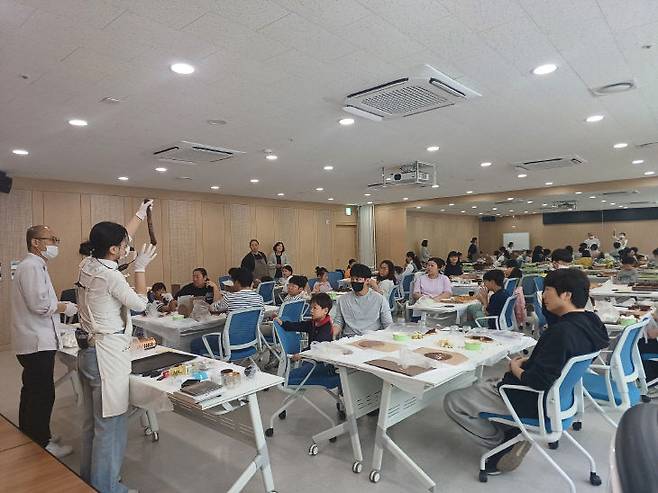 두바이 쫀득 쿠키 만들기 프로그램 운영 모습(사진=예산군 가족센터 제공)