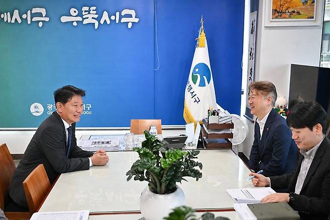 조인철 더불어민주당 국회의원(사진 왼쪽)과 김이강 광주시 서구청장이 지난 6일 ‘서구 주요 현안 및 예산 협의회’를 개최하고 있다. <광주서구 제공>