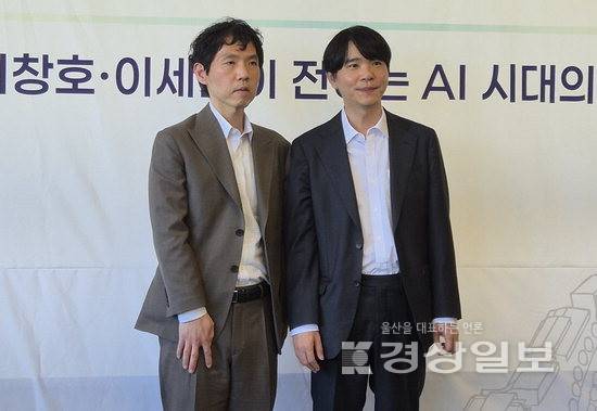 ▲ 이창호(왼쪽) 국수와 이세돌 UNIST 특임교수가 6일 UNIST 대학본부에서 기념촬영하고 있다.