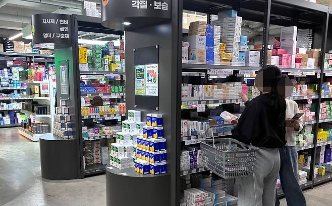 7일 대구의 한 ‘창고형 약국’에서 시민들이 약을 고르고 있는 모습. /황인무기자