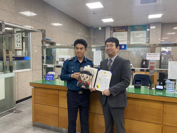 포항남부경찰서 관계자가 7일 우리새마을금고 본점을 찾아 보이스피싱 피해 예방에 기여한 직원 A씨에게 감사장을 수여한 뒤 기념촬영을 하고 있다. 김민주 기자