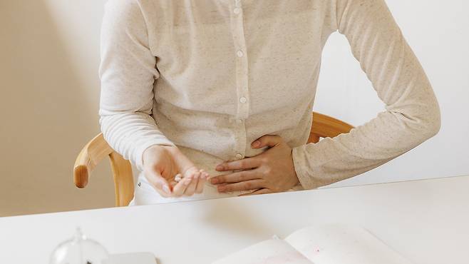 생리통이 심해진 상태에서 진통제를 복용하면 체감 효과가 떨어질 수 있다|출처: 클립아트코리아