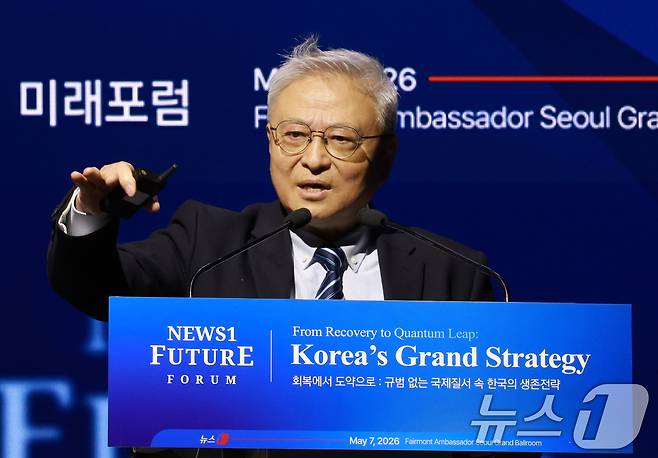 옌쉐퉁 중국 칭화대 국제관계연구원 명예원장이 7일 서울 여의도 페어몬트 앰배서더 호텔에서 열린 뉴스1 미래포럼에서 중국의 외교와 탈세계화를 주제로 기조강연을 하고 있다. 2026.5.7 ⓒ 뉴스1 임세영 기자