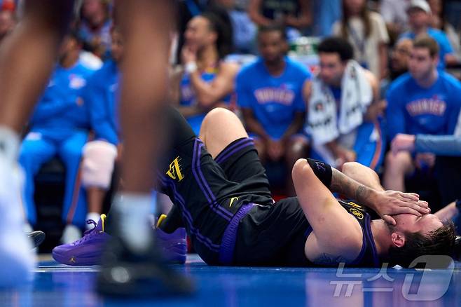 부상으로 개점휴업 중인 NBA 레이커스 주포 돈치치. ⓒ AFP=뉴스1