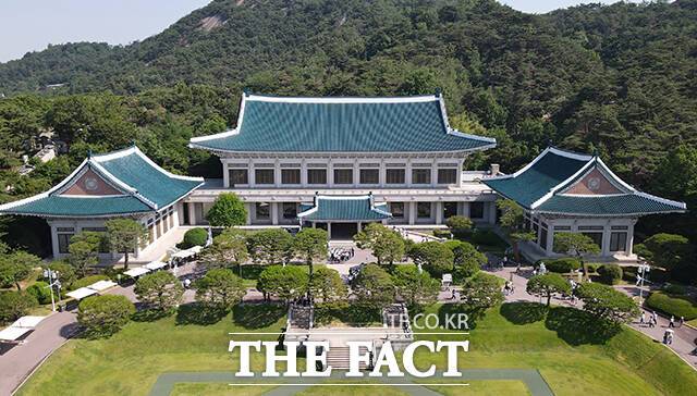 청와대는 7일 북한의 헌법 개정과 관련해 "종합적 검토를 토대로 한반도 평화공존 정책을 일관되게 추진해 나갈 것"이라고 입장을 밝혔다. 2025년 6월 12일 오전 서울 종로구 청와대의 모습이 보이고 있다. /박헌우 기자