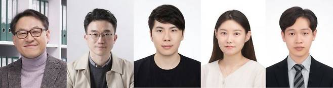 연구진 사진. (좌측부터) 권태혁 교수, 장지욱 교수, 박준혁 연구원, 김경림 연구원, 이진영 연구원. UNIST 제공