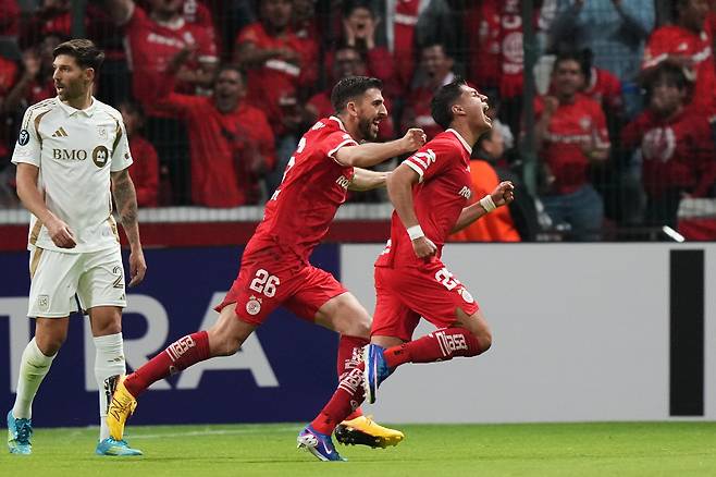 <YONHAP PHOTO-3852> Everardo Lopez of Mexico's Toluca, right, celebrates scoring his side's 2nd goal against of the United States' Los Angeles FC during a CONCACAF Champions Cup second leg semifinal soccer match in Toluca, Mexico, Wednesday, May 6, 2026. (AP Photo/Fernando Llano)/2026-05-07 12:05:38/<저작권자 ⓒ 1980-2026 ㈜연합뉴스. 무단 전재 재배포 금지, AI 학습 및 활용 금지>