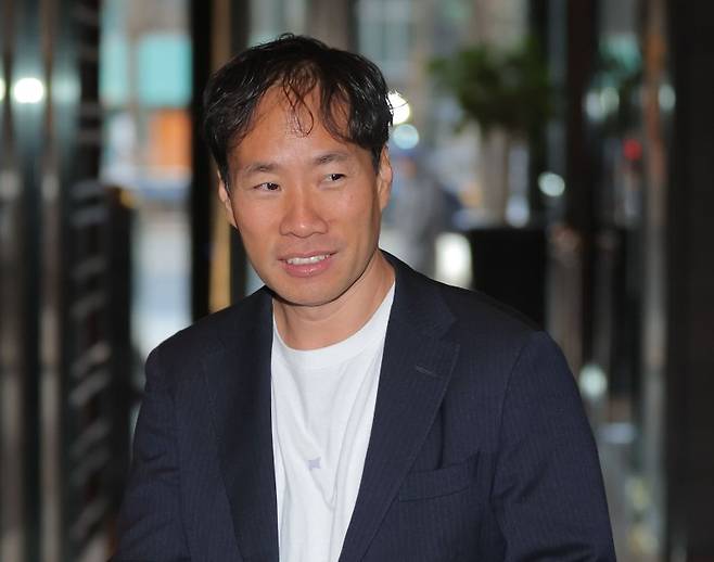 리사 수 만나는 김성훈 업스테이지 대표지난 3월 19일 리사 수 AMD 최고경영자(CEO)를 만나기 위해 서울 시내 한 호텔에 들어가고 있다. 사진=연합뉴스