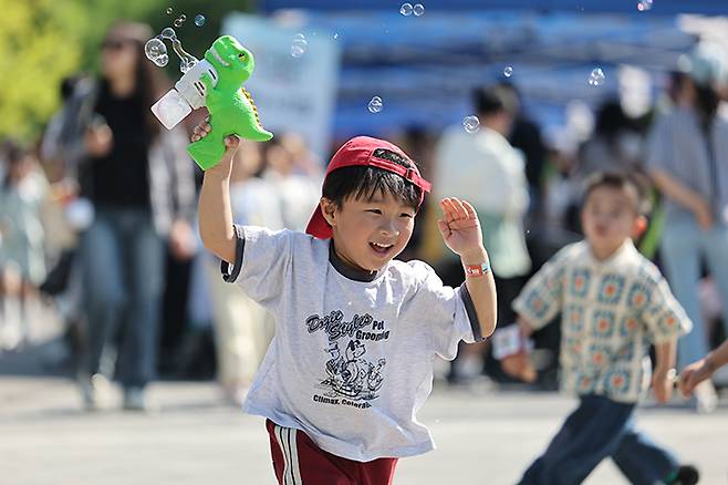 5일 2026 어린이날 기념행사가 열린 경기도 과천시 서울대공원에서 어린이가 비눗방울 놀이를 즐기고 있다. 2026.5.5 (사진=저작권자(c) 연합뉴스, 무단 전재-재배포 금지)